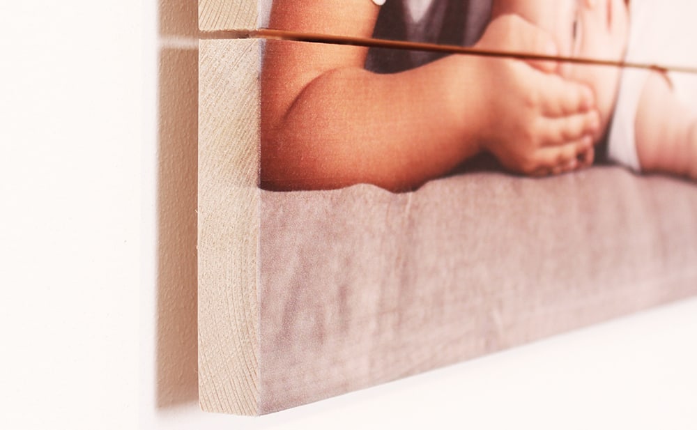 Ihr Foto wird direkt auf naturbelassenes Holz gedruckt, wobei die Maserung und Struktur sanft durchscheinen. Für eine warme, rustikale Optik mit robuster, authentischer Wirkung.