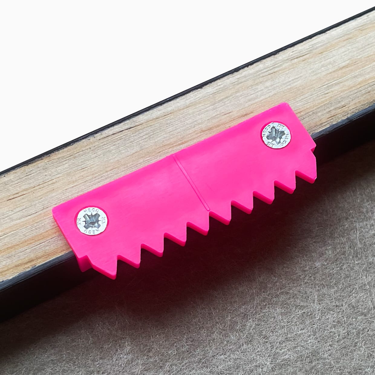 Aufhängesystem montiert am Filzkunst-Schattenfugenrahmen